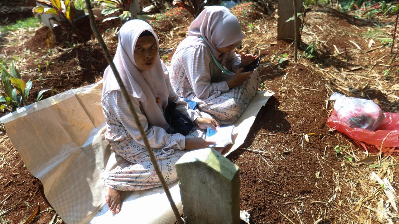 FOTO: Tradisi Ziarah Kubur Usai Shalat  Idul Fitri