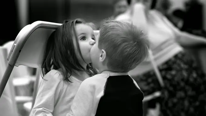 7 Insiden Tak Terduga yang Bisa Saja Terjadi Saat Ciuman Pertama