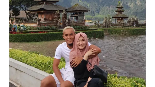 7 Momen Liburan Okie Agustina Bersama Keluarga Ke Bali