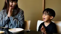 Membangun komunikasi yang hangat dengan anak bukan sekadar mendengar kata-katanya, tetapi juga memahami apa yang sebenarnya ingin mereka sampaikan. (foto/dok: freepik/rawpixel.com)