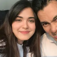 "Bismillah 💙," tulis Vebby Palwinta dalam keterangan fotonya, Minggu (24/9/2017). Baik Baim maupun Vebby terlihat dalam foto keluarga besar keduanya. (Instagram/baimwong)