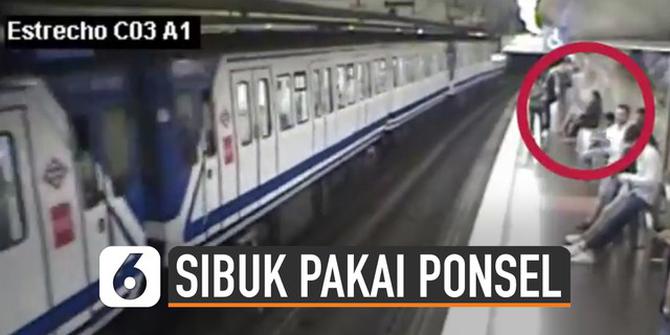 VIDEO: Sibuk Pakai Ponsel, Penumpang Jatuh ke Lintasan Kereta