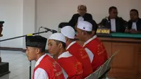 Sejumlah terdakwa pengeroyokan yang menewaskan Haringga Sirla menjalani persidangan di Pengadilan Negeri Bandung, Selasa (9/4/2019). (Huyogo Simbolon)