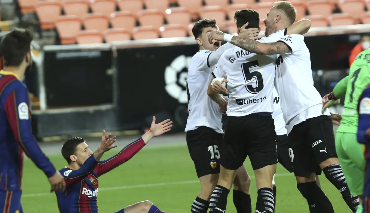 Pemain Valencia, Gabriel Paulista berselebrasi dengan rekan-rekannya usai mencetak gol ke gawang Barcelona pada pertandingan La Liga Spanyol di stadion Mestalla, Senin (3/5/2021). Barcelona menang tipis atas Valencia 3-2. (AP Photo/Alberto Saiz)
