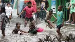 Anak anak bermain air di sebagian Jalan Bungur Besar Raya yang tergenang, Jakarta, Selasa (18/1/2022). Genangan air di sebagian Jalan Bungur Besar Raya dimanfaatkan anak-anak untuk bermain meski berbahaya. (Liputan6.com/Helmi Fithriansyah)