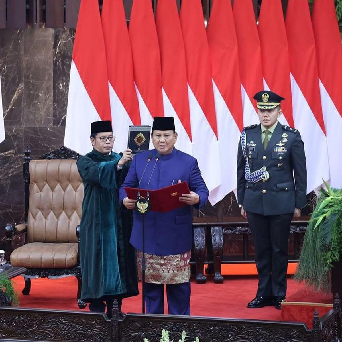 Baju Beskap Warna Biru Prabowo Subianto