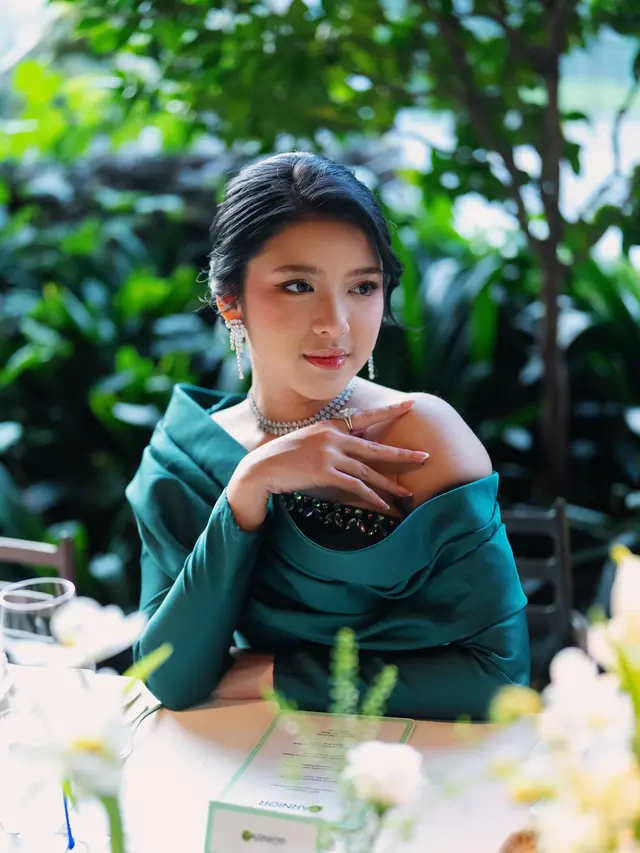 6 Pesona Glamor Tiara Andini Bergaun Hijau Hadiri Welcoming Dinner Garnier Singapura, Pose Bareng Aktris Thailand Kao Supassara Thanachart