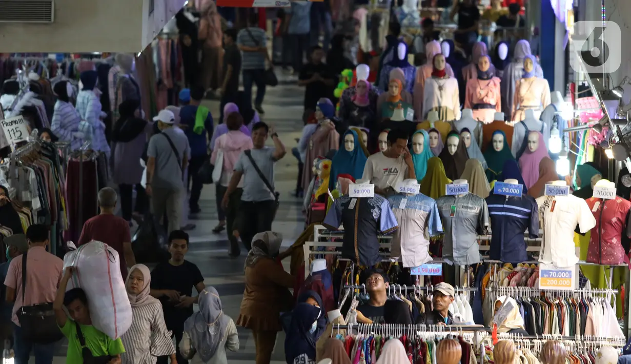 Aktivitas penjualan baju di Blok B Pasar Tanah Abang, Jakarta, Kamis (19/03). Terkait merebaknya virus Corona (Covid-19) Pasar Tanah Abang Blok B mengalami penurunan penjualan. Namun sebagian warga masih berdatangan untuk membeli kebutuhan dalam menyambut Bulan Ramadan. (Liputan6.com/Angga Yuniar)