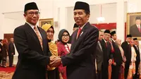 Presiden Jokowi memberikan ucapan selamat kepada Hasyim Asy'ari yang berasal dari unsur KPU seusai pelantikan anggota Dewan Kehormatan Penyelenggara Pemilu (DKPP) periode 2017-2022 di Istana Negara, Jakarta, Senin (12/6). (Liputan6.com/Angga Yuniar)