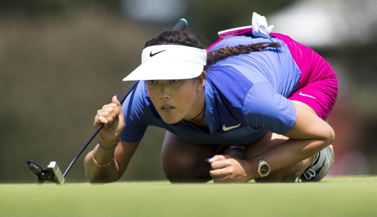 Pegolf Amerika Serikat, Michelle Wie mengukur puttnya di lubang ke-17 pada hari terakhir Meijer LPGA Classic 2017 di Blythefield Country Club di Grand Rapids, Mich, (18/6). (Mike Clark / Grand Rapids Press via AP)