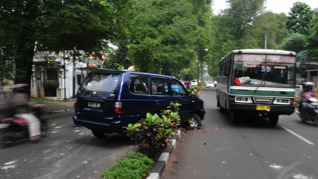 Pengemudi Ngantuk, Mobil Tabrak Pembatas Jalan