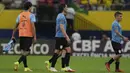 Pemain Uruguay meninggalkan lapangan setelah kalah 4-1 melawan Brasil pada akhir pertandingan kualifikasi Piala Dunia 2022 di Arena da Amazonia, Manaus, Brasil, Kamis (14/10/2021). Brasil menang 4-1. (AP Photo/Andre Penner)