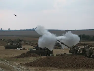 Tentara Israel kembali menembakkan rudal ke arah jalur Gaza, Sabtu (19/07/14) (REUTERS/Nir Elias)