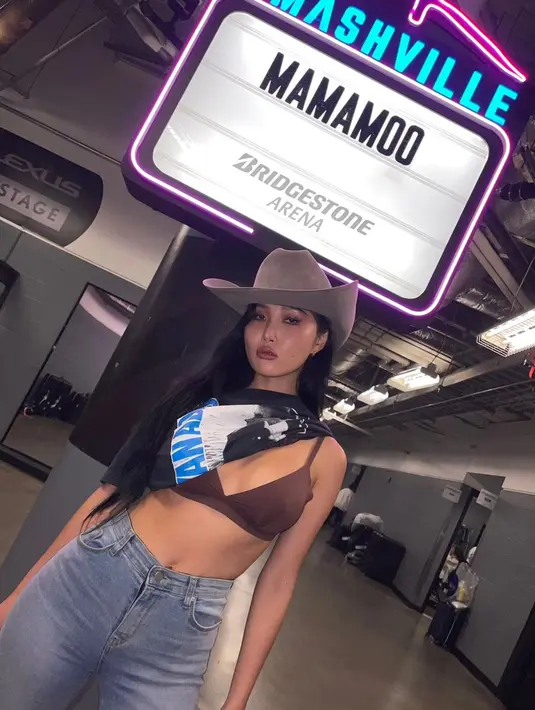 Hwasa percaya diri kenakan bra cokelat dan celana jeans. T-shirt hitam hanya digunakan setengah bagian [@_mariahwasa]