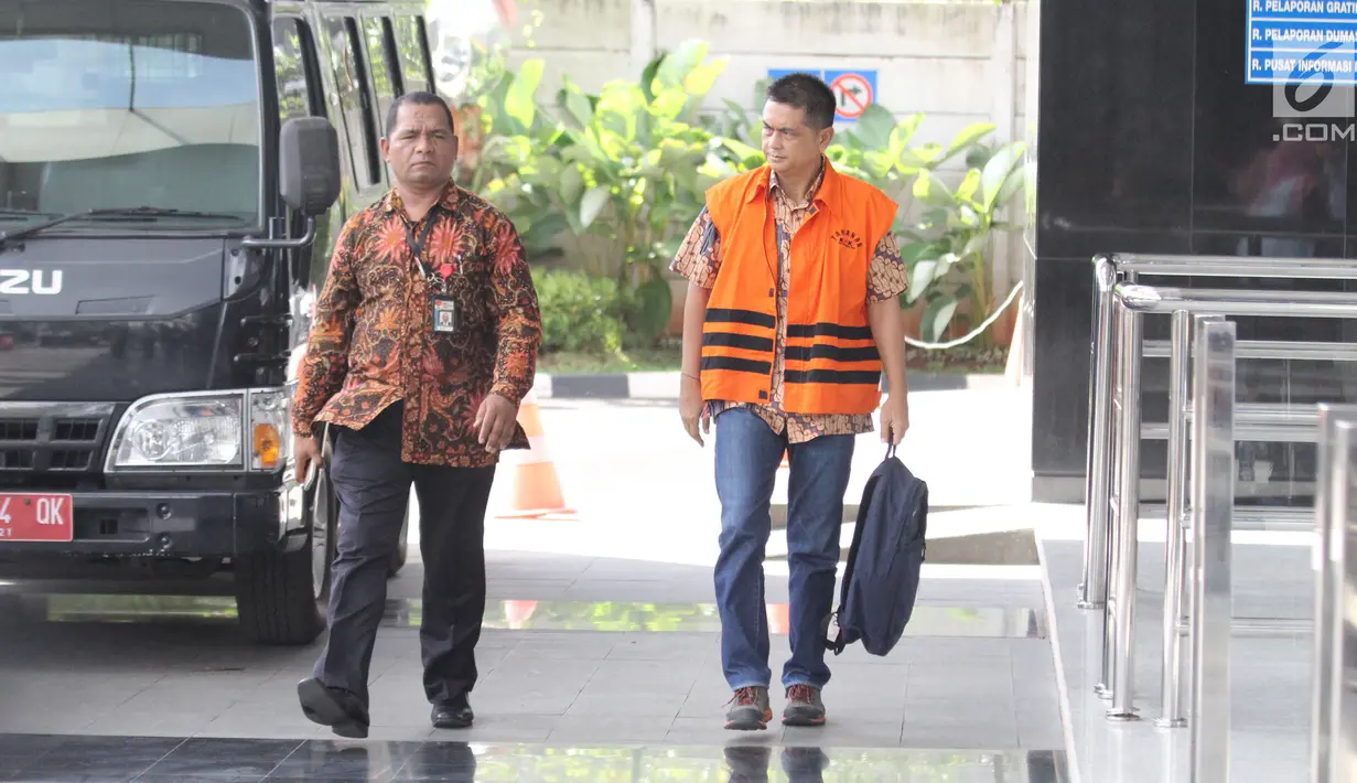 Dirut PT Sarana Bangun Nusantara (SBN) Hasmun Hamzah saat tiba di gedung KPK, Jakarta, Jumat (27/4). Hasmun diperiksa sebagai tersangka kasus dugaan suap pengadaan barang dan jasa di lingkungan Pemkot Kendari tahun 2017-2018.(Liputan6.com/Herman Zakharia)