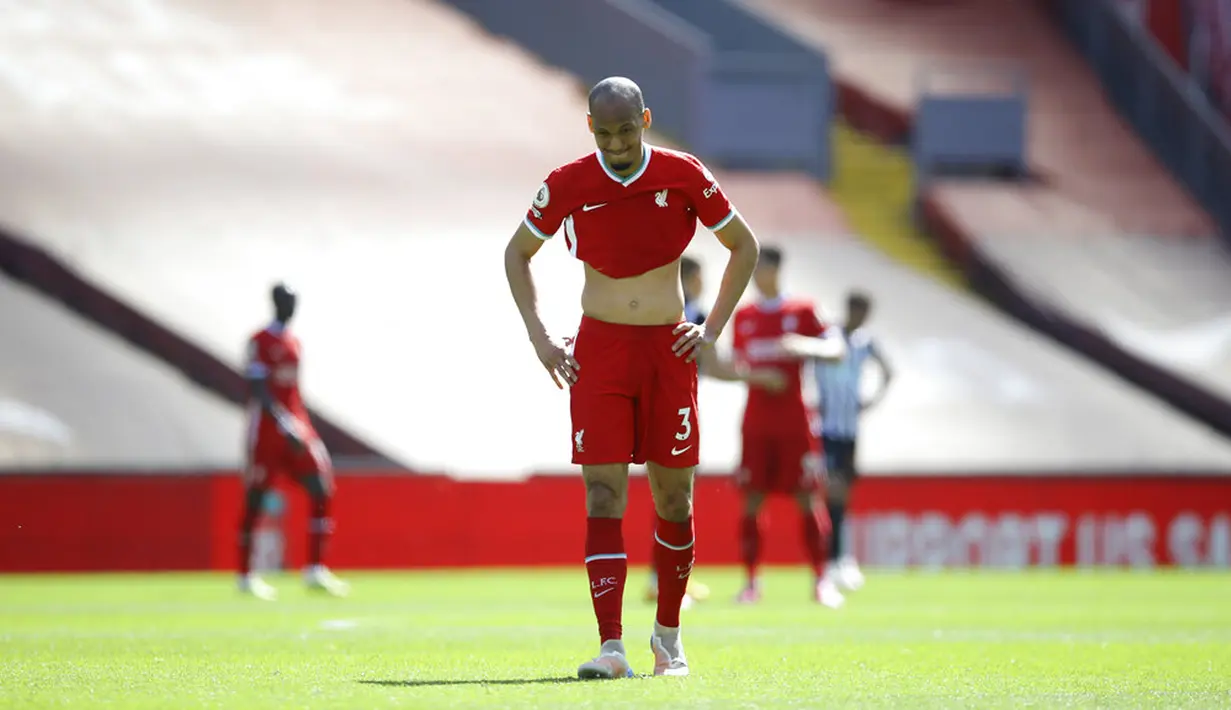 Pemain Liverpool Fabinho bereaksi pada akhir laga melawan Newcastle United pada pertandingan Liga Inggris di Stadion Anfield, Liverpool, Inggris, Sabtu (24/4/2021). Pertandingan berakhir imbang 1-1. (David Klein, Pool via AP)