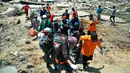 Tim penyelamat membawa tubuh korban setelah gempa dan tsunami menghantam Palu, Sulawesi Tengah, Senin (1/10). Sebanyak 18 negara menawarkan bantuan untuk bencana gempa dan tsunami Palu-Donggala. (AP Photo/Rifki)