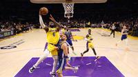 LeBron James menerobos pertahanan Warriors di game keenam semifinal Wilayah Barat NBA (AFP)