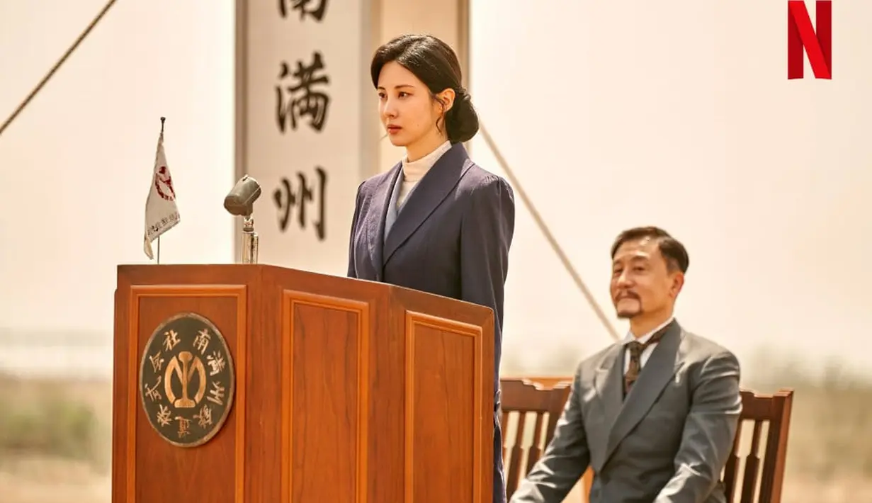 Seohyun berperan sebagai Nam Hee Shin, yang menjalani kehidupan ganda sebagai kepala Biro Kereta Api Gubernur Jenderal Korea dan seorang aktivis kemerdekaan. “Hee Shin menggunakan kecerdasannya dalam menggunakan senjata untuk mendapatkan informasi dari Jepang," kata dia. (Foto: Instagram/ netflixkr)