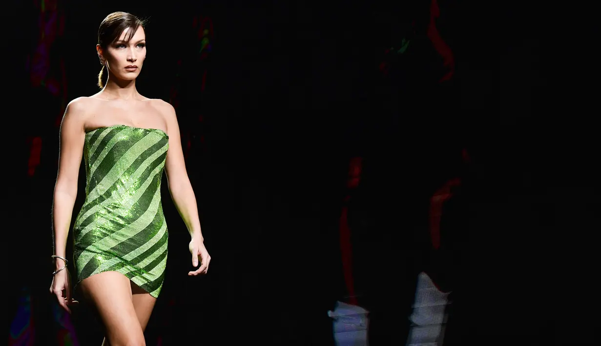 Model Bella Hadid berjalan di catwalk memeragakan busana Women Fall - Winter 2020 koleksi Versace di Milan, Italia (21/2/2020). Milan Fahsion Week berlangsung pada tanggal 18 Februari hingga 24 Februari. (AFP/Miguel Medina)