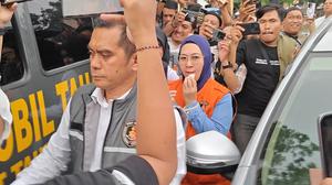 Usai Diperiksa, Husniah Talenrang Ditahan di Polda Sulsel
