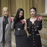 Blackpink dapat gelar kehormatan MBE dari Raja Charles III. (Victoria Jones/Pool Photo via AP)