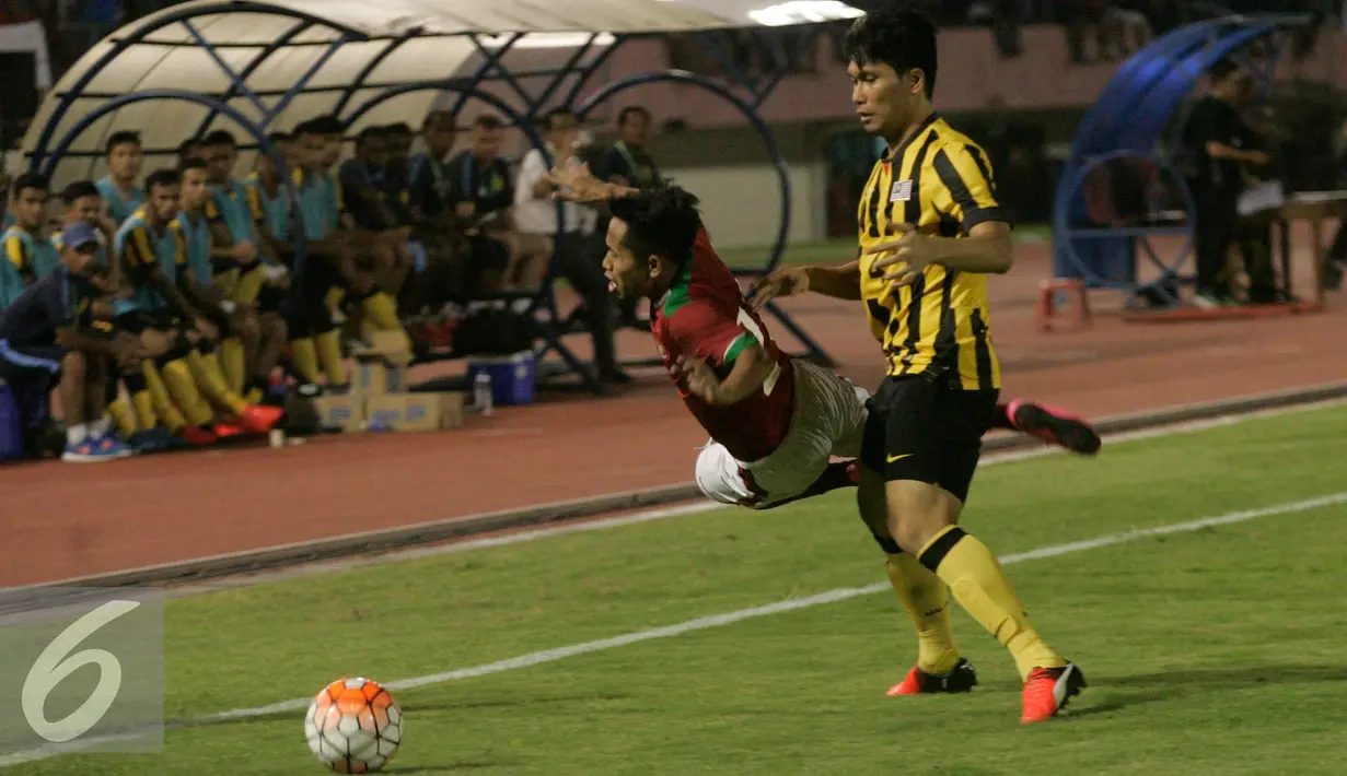 Andik Vermansyah dilanggar pemain Malaysia saat laga uji coba Indonesia vs Malaysia di Stadion Manahan Solo, Selasa (6/9). Indonesia menang telak dengan skor 3-0. (Liputan6.com/ Boy Harjanto)