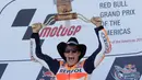 Marc Marquez mengangkat pialanya setelah berhasil finish diurutan pertama pada MotoGP Amerika di Austin, Texas, (23/4). Valentino Rossi meraih Posisi kedua dan posisi ketiga ditempati Dani Pederosa. (AP Photo/Eric Gay)