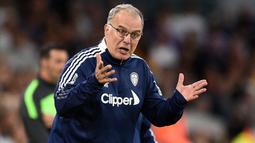 Marcelo Bielsa merupakan pelatih yang berjasa membawa Leeds United promosi ke Liga Inggris. Pelatih asal Argentina tersebut memiliki tugas berat musim ini untuk tetap mempertahankan Leeds di kasta utama. Bielsa terikat kontrak di Elland Road dengan bayaran 8 juta pounds per tahun. (AFP/Oli Scarff)