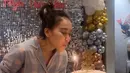 <p>Ayu Ting Ting saat meniup kue ulang tahunnya. Momen ini dipenuhi dengan rasa syukur dan bahagia. "Semoga semua segala doa baik dari kalian Allah jabah dan kabul amin&hellip;..luv u all," tuturnya. (Foto: Instagram/ ayutingting92)</p>