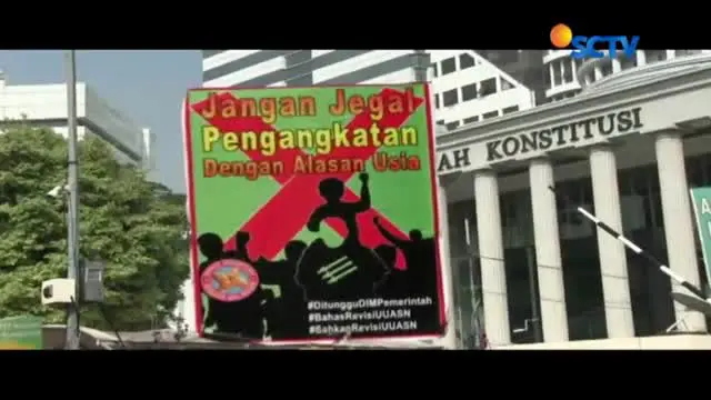 Ribuan Pegawai Honorer Demo Tuntut Jadi PNS di Depan Istana Merdeka