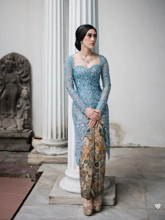 Kebaya biru cantik yang dikenakan Kusuma Puteri merupakan rancangan dari desainer dalam negeri, Anggi Asmara. Kebaya panjang dengan detail lengan panjang dan area dada berbentuk hati ini dipenuhi payet, sehingga membuat penampilan Kusuma Puteri semakin bersinar. Foto: Instagram.