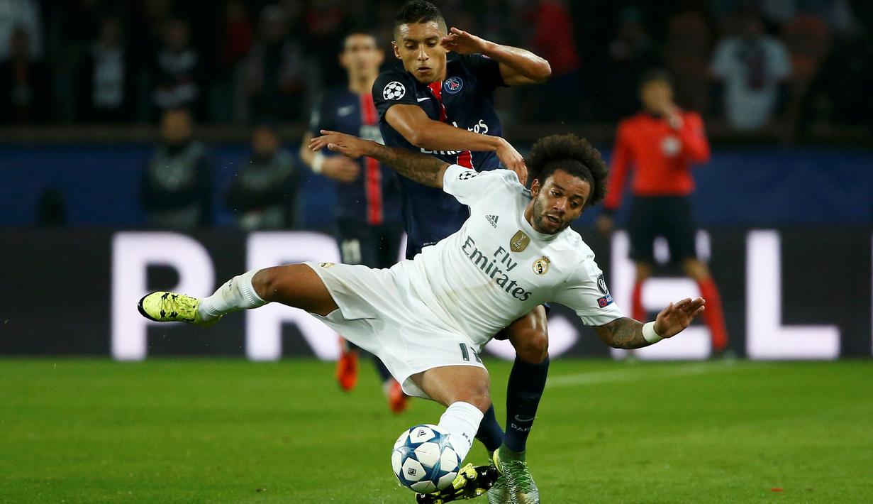 Pemain Real Madrid, Marcelo, berebut bola dengan pemain PSG, Marquinhos di lanjutan Grup A Liga Champions di Stadion Parc des Princes, Paris, Prancis, Kamis (22/10/2015) dini hari WIB. (Reuters/Benoit Tessier)