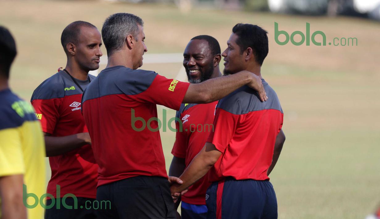 Pelatih Jacksen F. Tiago berbincang dengan para asisten pelatih Penang FA usai berlatih di Lapangan USM, Penang, Malaysia, Minggu (31/01/2016). (Bola.com/Nicklas Hanoatubun)