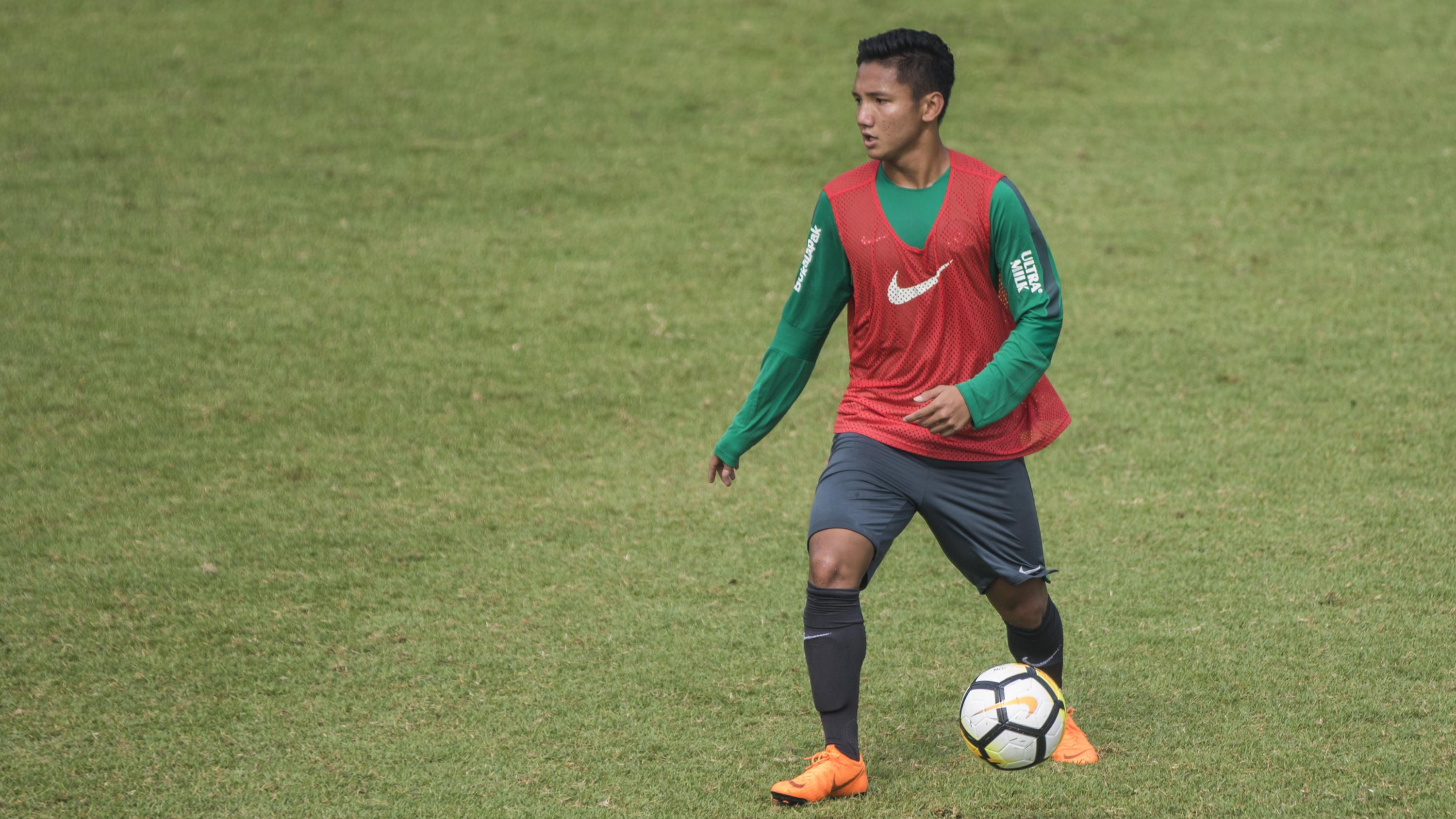 Pemain Timnas Indonesia, Syahrian Abimanyu, mengontrol bola saat latihan di Lapangan ABC Senayan, Jakarta, Jumat (23/2/2018). Pemusatan ini akan berlangsung selama satu pekan, yakni 18-25 Februari. (Bola.com/Vitalis Yogi Trisna)