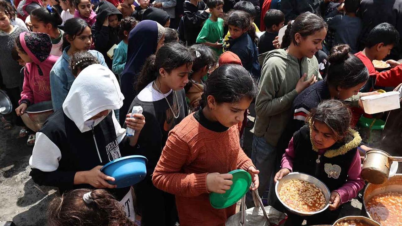 FOTO: Pilu! Ratusan Anak Gaza Kelaparan Mengantri Makanan