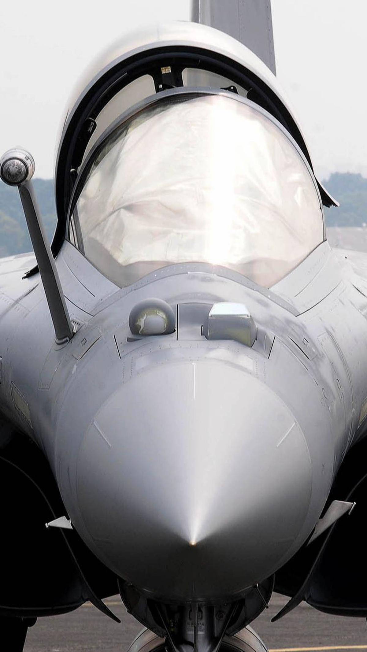 Jet tempur Rafale dapat terbang maksimal pada ketinggian 50 ribu kaki atau 15,24 km di atas permukaan laut.