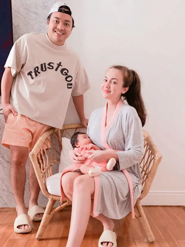 6 Potret Keluarga Kecil Rianti Cartwright, Peringati 10 Tahun Pernikahan