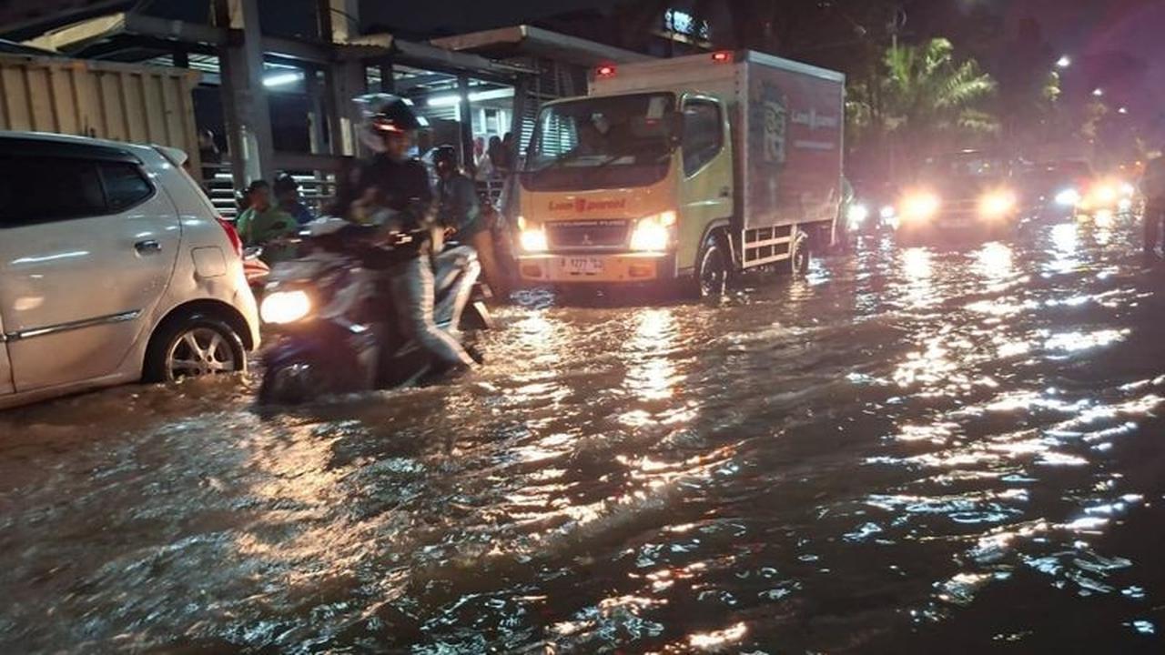 Banjir Daan Mogot Jakarta Barat Masih Rendam Sejumlah Titik, Lalu Lintas Terhambat