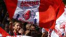 Salah satu suporter cilik "The Gunners" terus mengibarkan bendera saat menyaksikan parade kemenangan Arsenal di London, Inggris, (18/5/2014). (REUTERS/Andrew Winning)