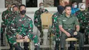 Serda Aprilia Manganang (kanan) didampingi KSAD Jendral TNI Andika Perkasa menjalani sidang perubahan status jenis kelamin dan pergantian nama di Pengadilan Negeri Tondano secara virtual di Mabes TNI AD, Jakarta, Jumat (19/3/2021). (Liputan6.com/Faizal Fanani)