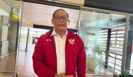 Manajer Timnas Indonesia, Sumardji menyapa awak media sebelum terbang dari Jakarta ke Jeddah, Kamis (2/10/2025). (Bola.com/Abdul Aziz)