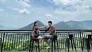 Bak pasangan yang masih pacaran, pasangan aktor dan model asal Malaysia, Aditya Zoni dan Yasmine Ow beberapa waktu belakangan ini mencuri perhatian. Keduanya tampil bak pasangan muda yang tengah asyik pacaran sambil menikmati pemandangan alam. (Liputan6.com/IG/@real_aditya1)