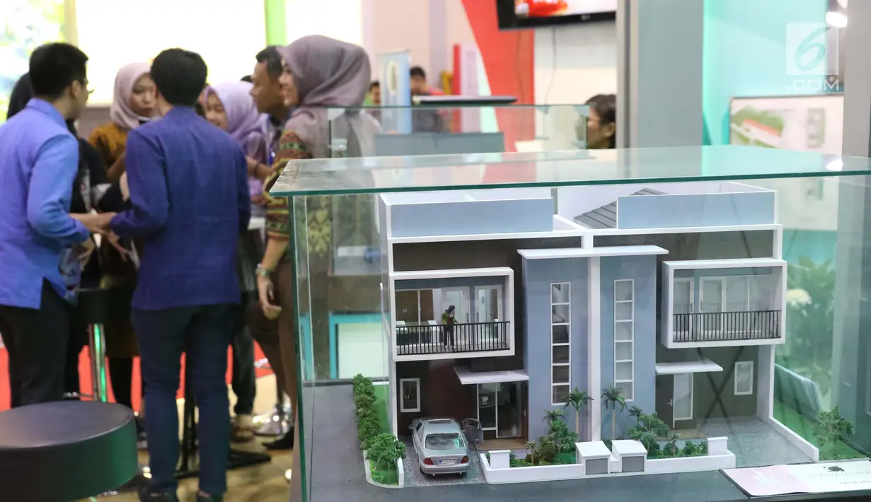 Pengunjung melihat maket rumah di pameran Indonesia Property Expo (IPEX) 2017 di JCC, Senayan, Jakarta, Jumat (11/8). Pameran proyek perumahan ini menjadi ajang transaksi bagi pengembang properti di seluruh Indonesia. (Liputan6.com/Angga Yuniar)