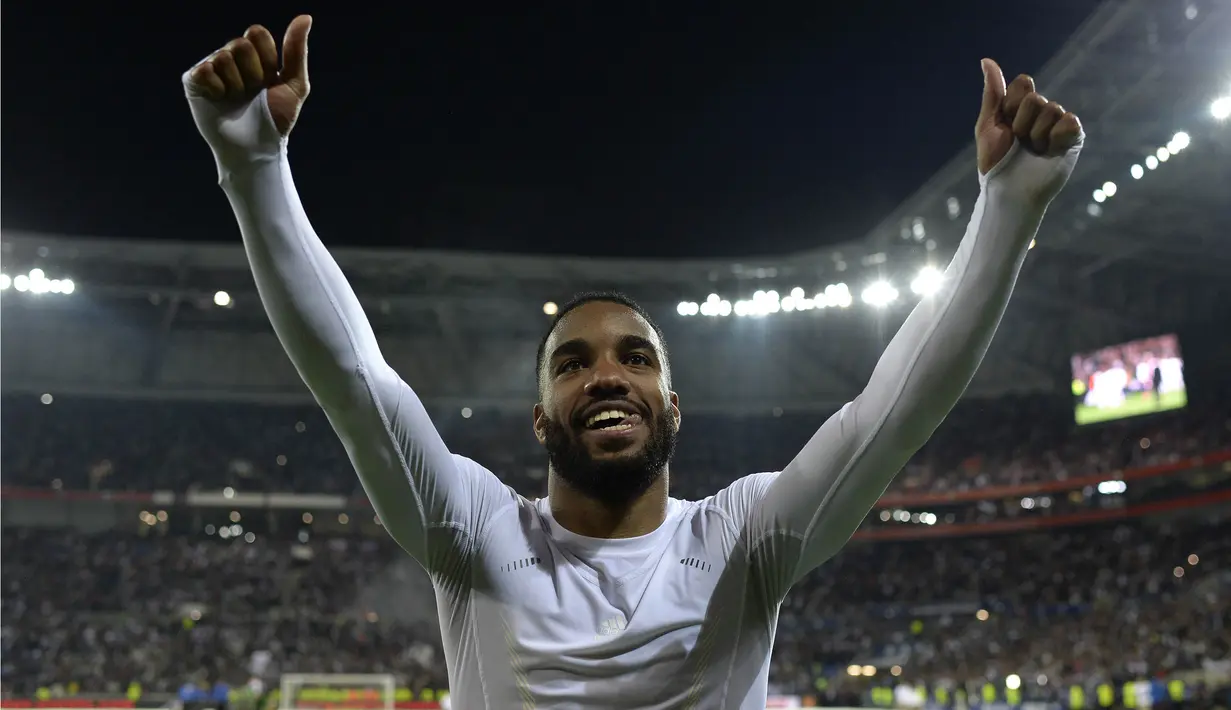 4. Alexandre Lacazette (Lyon) - Bomber Prancis ini sudah dikaitkan dengan Premier League sejak 2015. Liverpool dan Arsenal diprediksi menjadi kandidat kuat untuk mendatangkan pemain yang sudah mengoleksi 22 gol dari 23 laga. (AFP/Romain Lafabregue)