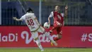 PSM Makassar memberi tekanan pada menit ke-12 lewat Muhammad Arfan yang melepaskan tembakan jarak jauh, namun masih melambung di atas gawang Persija. (Bola.com/Arief Bagus)
