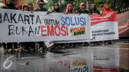 Sebuah spanduk dibentangkan saat demo tolak Ahok di Jakarta, Rabu (21/9). Dalam aksinya mereka melakukan longmarch dari Raden Saleh menuju KPUD Jakarta. (Liputan6.com/Faizal Fanani)