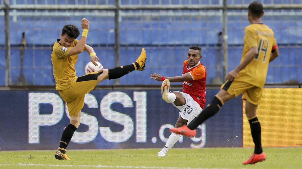 FOTO: Menang Tipis, Laga Bhayangkara Solo FC Melawan Borneo FC Diwarnai Kartu Merah