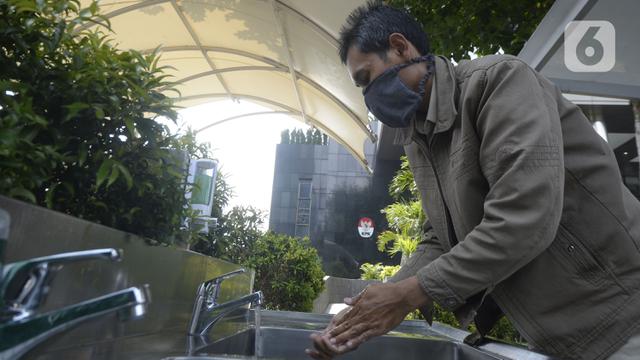 FOTO: KPK Sediakan Fasilitas Cuci Tangan untuk Antisipasi Penyebaran COVID-19