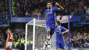 Selebrasi Pemain Chelsea, Diego Costa usai membobol gawang Middlesbrough pada lanjutan Premier League di Stamford Bridge, London, (8/5/2017). Chelsea menang 3-0. (AP/Frank Augstein)
